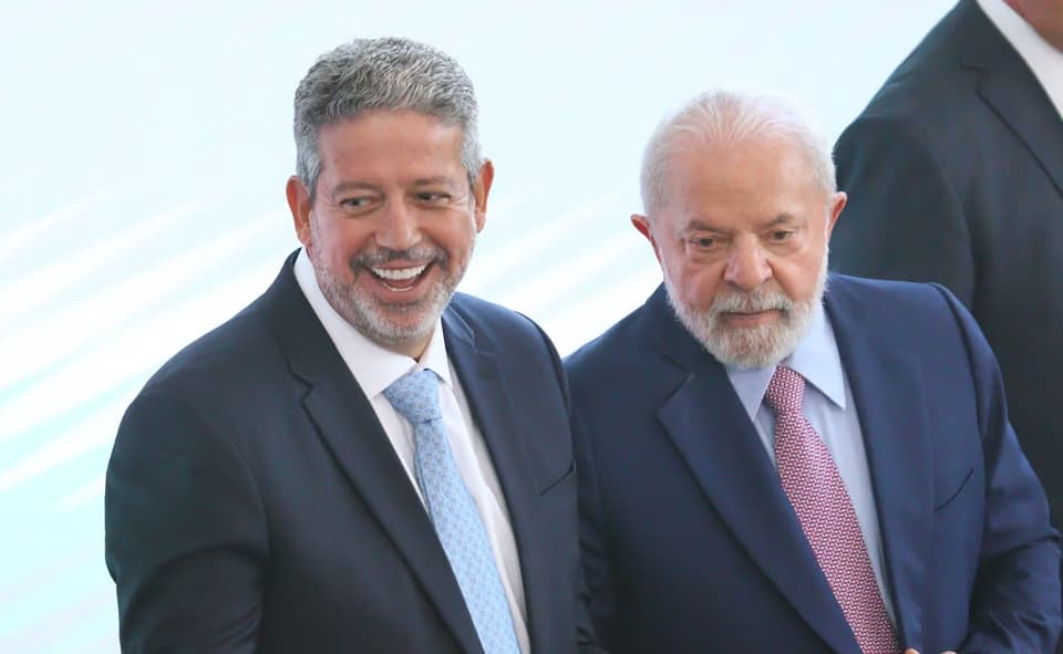 Lira pressiona governo a liberar cargos; Lula quer distância