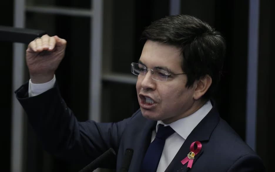 Senadores incham gabinetes e contratam até 82 assessores sem concurso público