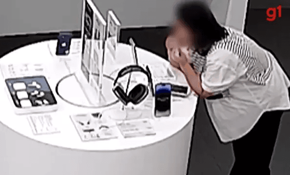 VÍDEO: Mulher rói cabo de segurança que prendia iPhone ao balcão para roubar aparelho