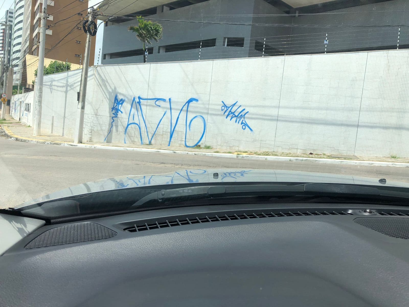 VÍDEO: Imagens mostram trio criminoso pichando Edifício Porto Atlântico