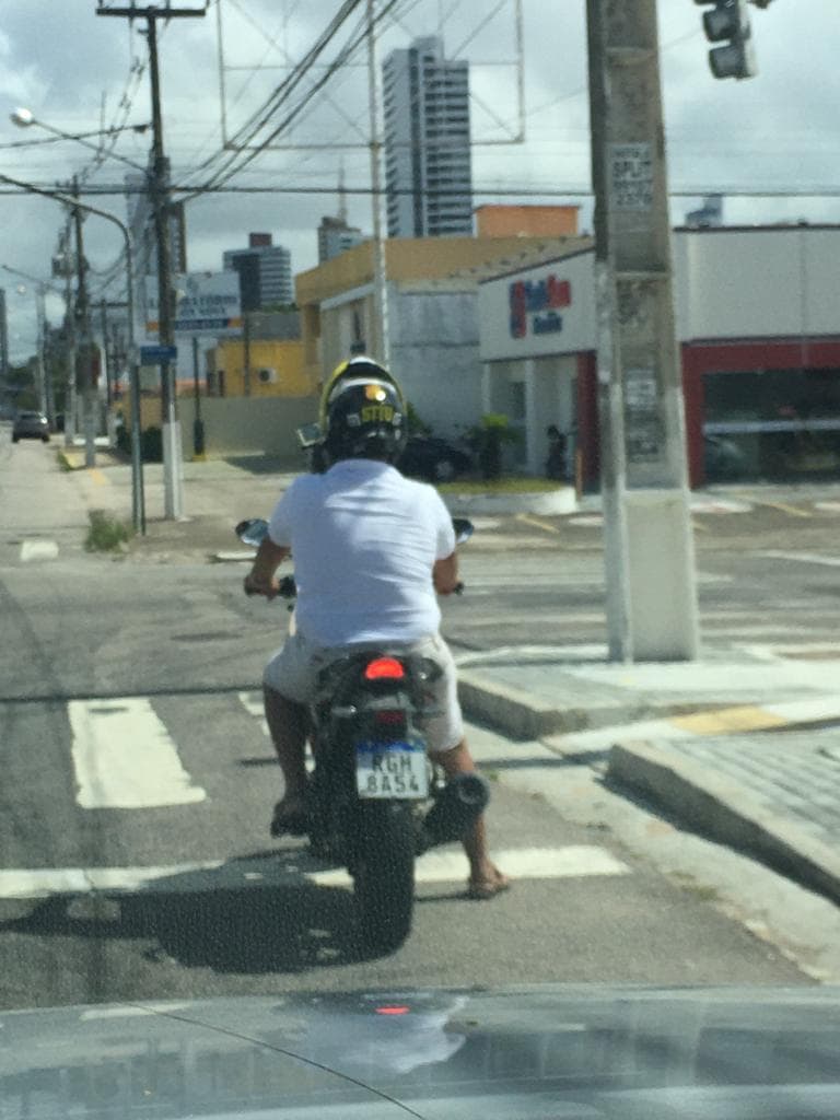 GUARDA OU CIVIL? O que este cidadão fazia utilizando um capacete da STTU?