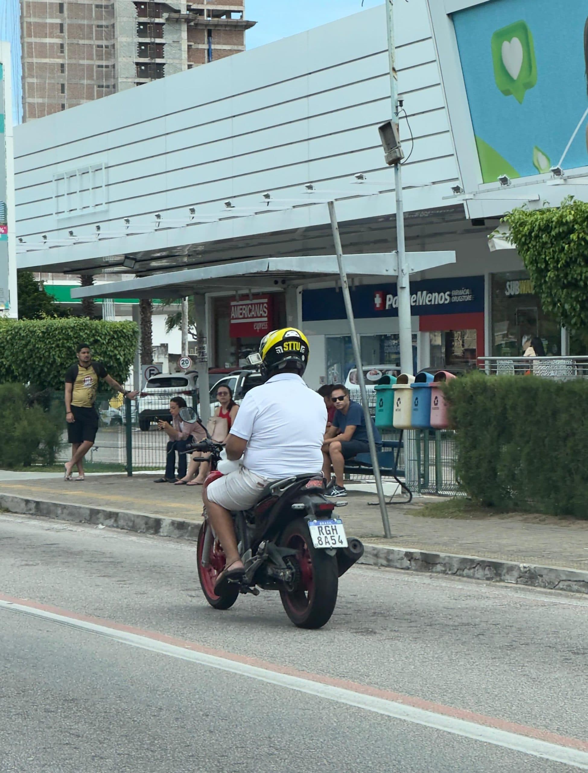 DE NOVO: Homem usando capacete da STTU é flagrado em faixa de ônibus avenida Roberto Freire
