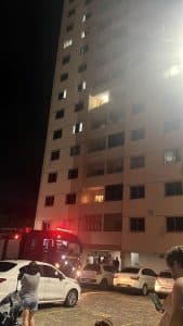 FOTO E VÍDEO: Apartamento pega fogo em condomínio no Pitimbú
