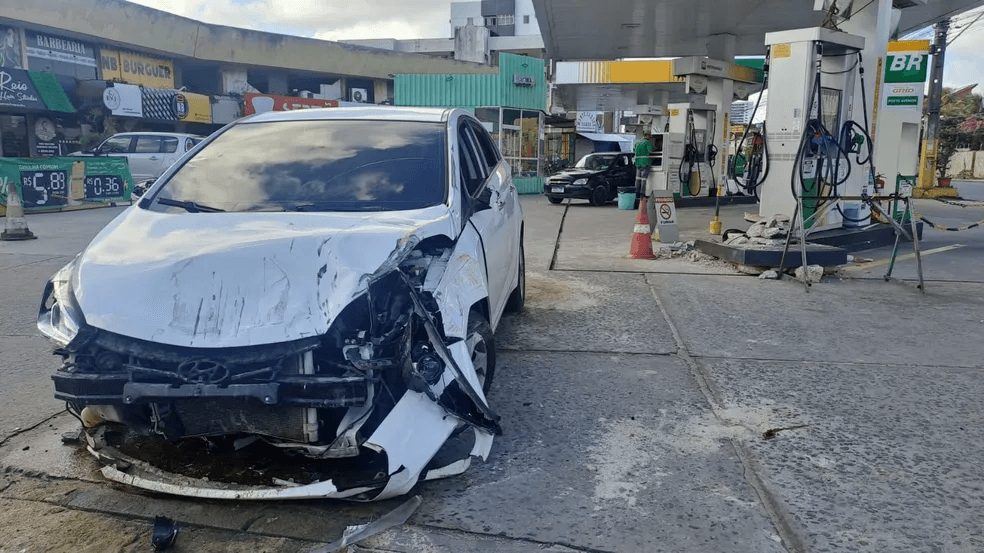 VÍDEOS: Carro em alta velocidade invade posto de gasolina, atinge moto e atropela frentista e cliente