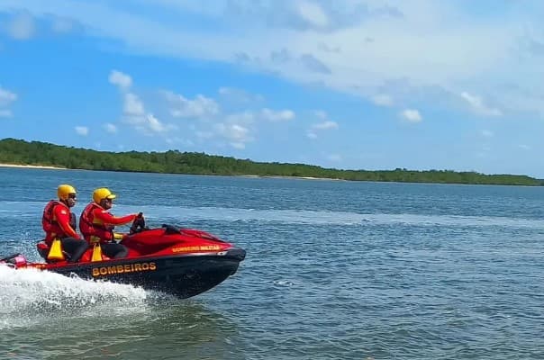 Bombeiros entram no 3º dia de buscas por adolescente que desapareceu após canoa virar no mar em Barra de Cunhaú
