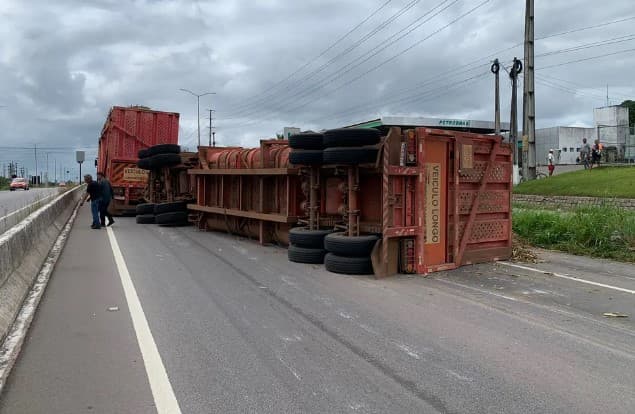 Carreta tomba e interdita BR-304 em Parnamirim; trânsito no sentido Natal é desviado pela via marginal