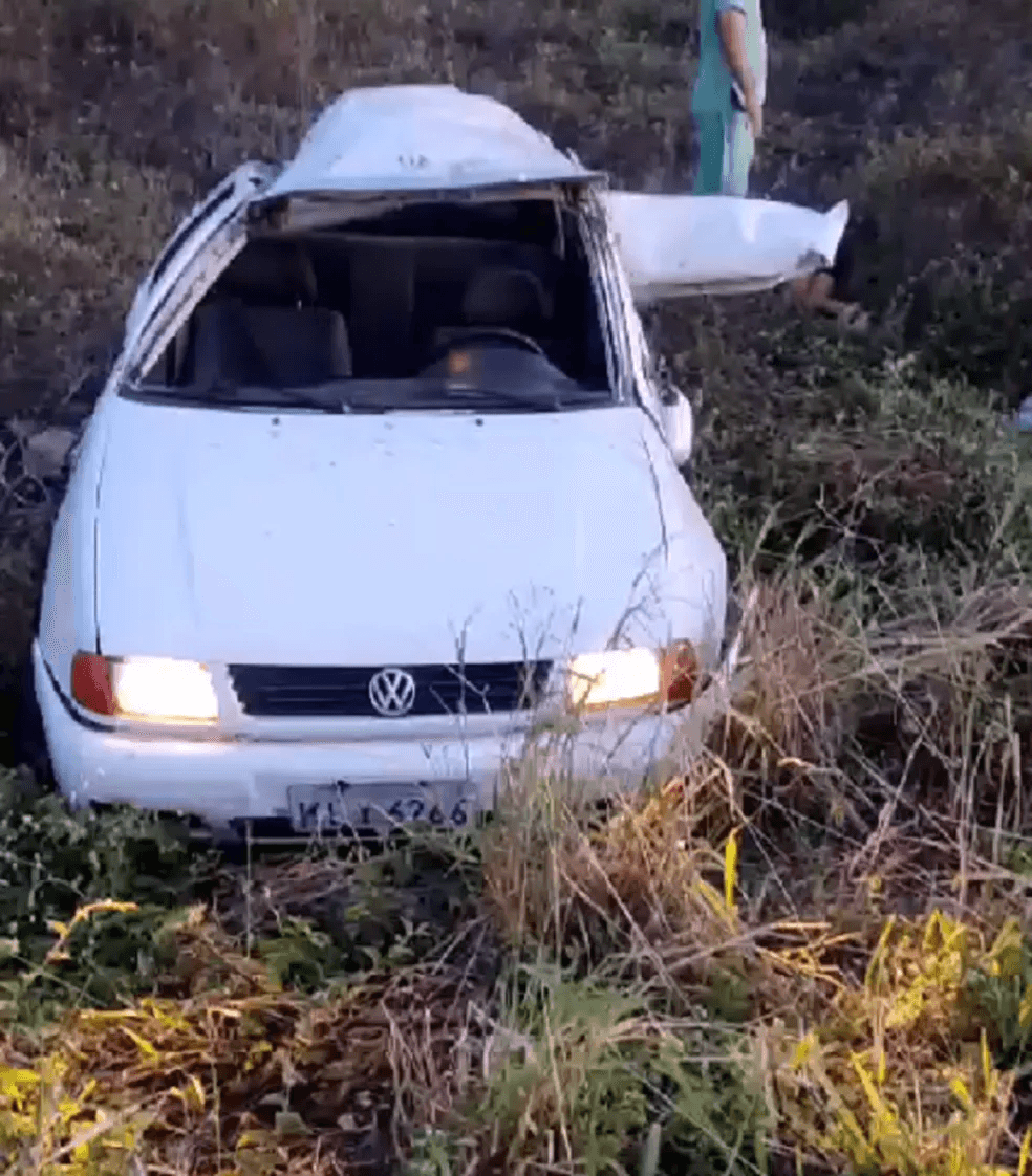 Adolescente morre após carro com seis ocupantes sair da pista e capotar na BR-226; motorista fugiu do local