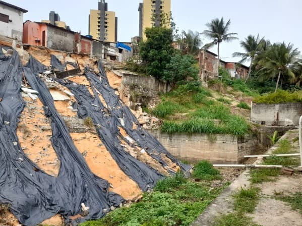 Sobe para 10 o número de casas interditadas após desabamento de encosta em Neópolis