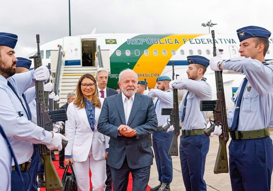 Lula exige novo avião com sala de reunião, escritório pessoal, suíte para casal e cama que pode custar US$ 80 milhões