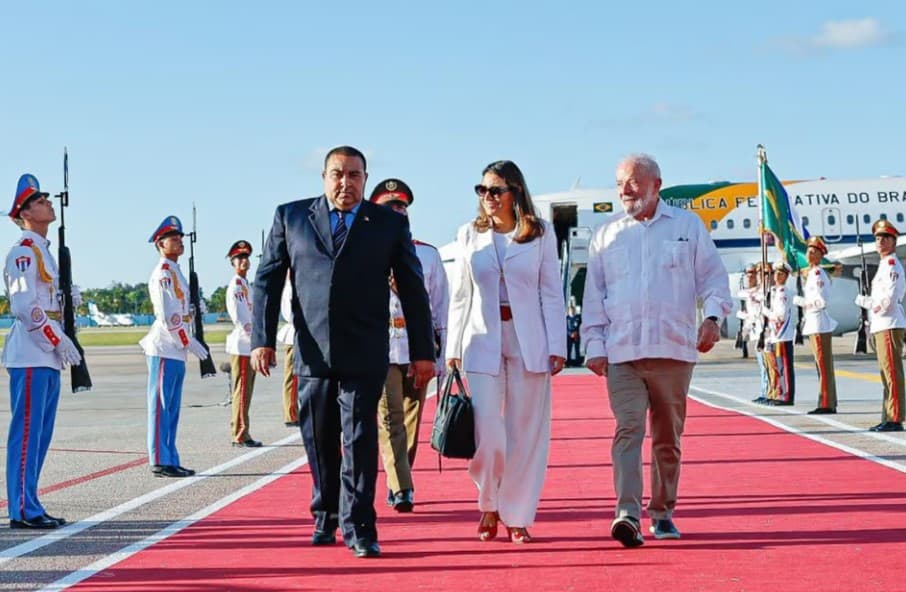 Em Cuba, Lula participa de cúpula e se reúne com ditador