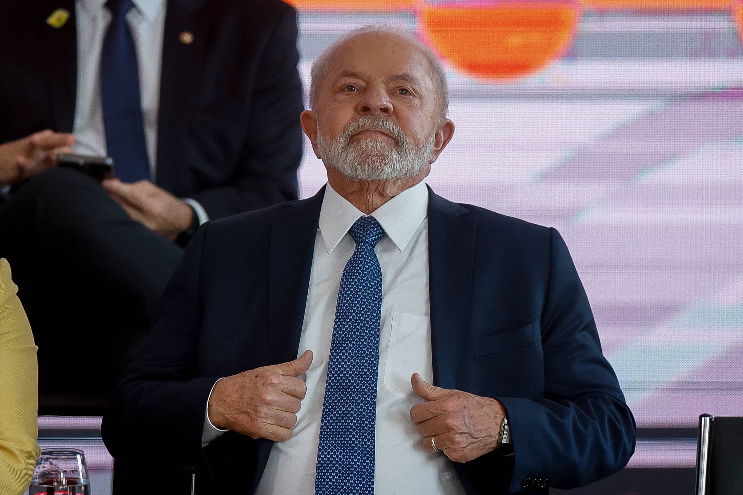 Lula sanciona lei que reajusta salário dos servidores em 9%