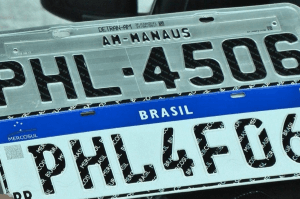Senadores discutem nesta terça projeto para que placas de veículos voltem a informar município