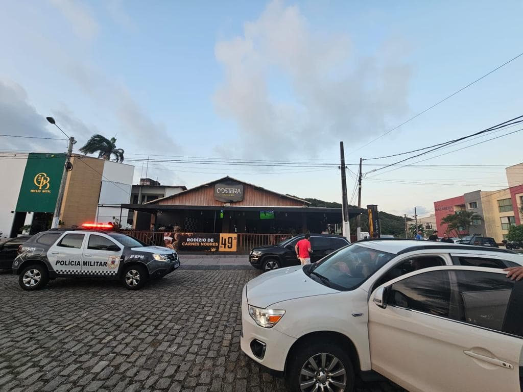 Clientes denunciam cobrança indevida de rodízio feita pelo Costeira Lounge Bar, em Ponta Negra, e acionam a polícia