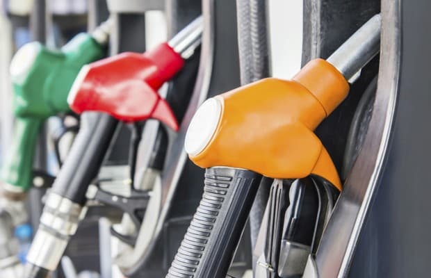 Governo Lula quer revogar ICMS fixo e imposto da gasolina pode subir junto com os preços