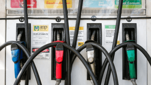 Preço médio da gasolina cai R$ 0,01 nos postos