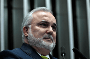 Após tuíte do presidente da Petrobras, ações fecham em queda