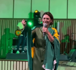 VÍDEO: Em culto, Michelle Bolsonaro chora e fala em perseguição e injustiça