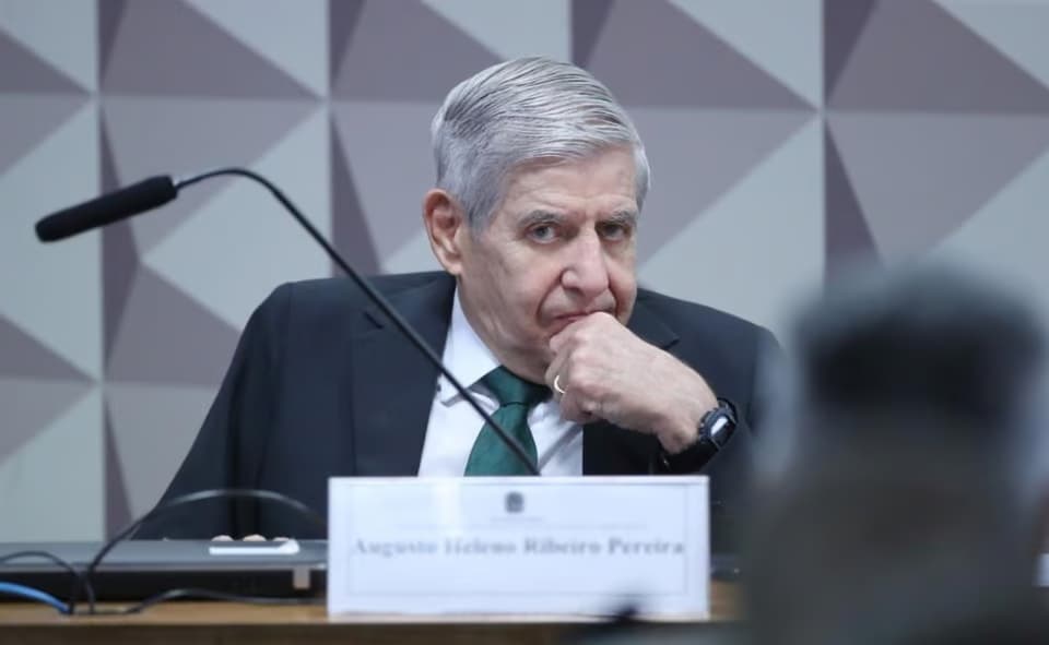 “Continuo achando que bandido não sobe a rampa”, diz Heleno sobre Lula