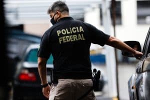 Governo prepara PEC para proibir servidores da PF e da PRF de disputarem eleições