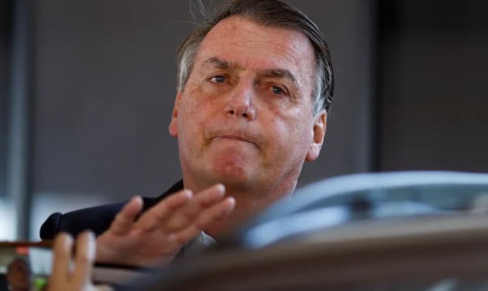 Nova cirurgia de Bolsonaro é marcada para a manhã desta terça-feira (12)