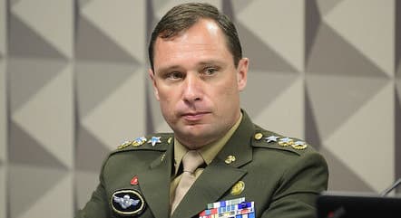 Exército cumpre ordem de Moraes e afasta Mauro Cid, mas mantém salário de quase R$ 27 mil