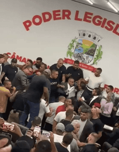 VÍDEO: Sessão em Câmara no RJ tem briga entre vereadores e tiro para cima