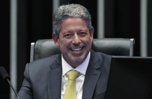 Sem acordo sobre cargos no governo Lula, Lira cancela votações e libera parlamentares