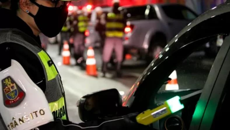 VÍDEO: Atravessadores de blitz: saiba como é o serviço ilegal aos que temem perder a CNH