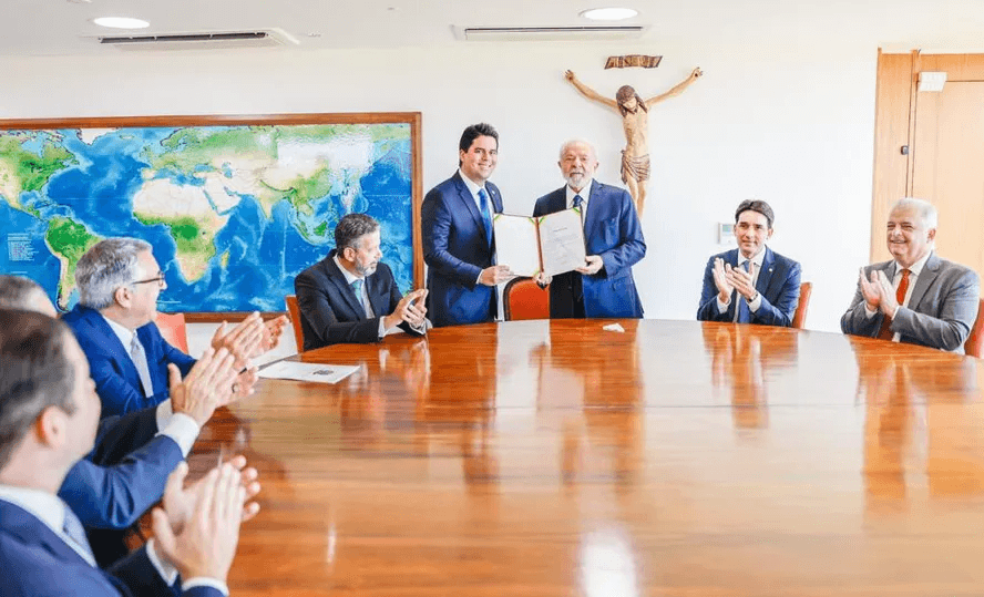 TOMA LÁ DÁ CÁ: Recém-empossados, ministros do Centrão já negociam mais cargos e expansão nas pastas