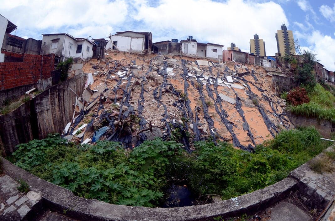 Situação de casas em Neópolis será analisada após construção de muro