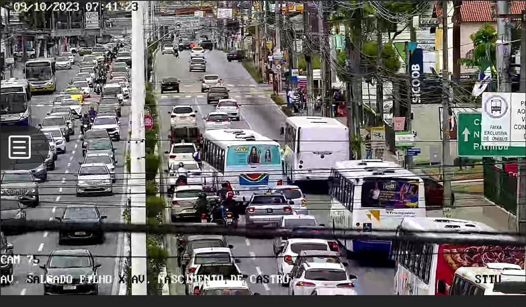 Colisão entre ônibus e moto deixa trânsito lento na avenida Salgado Filho