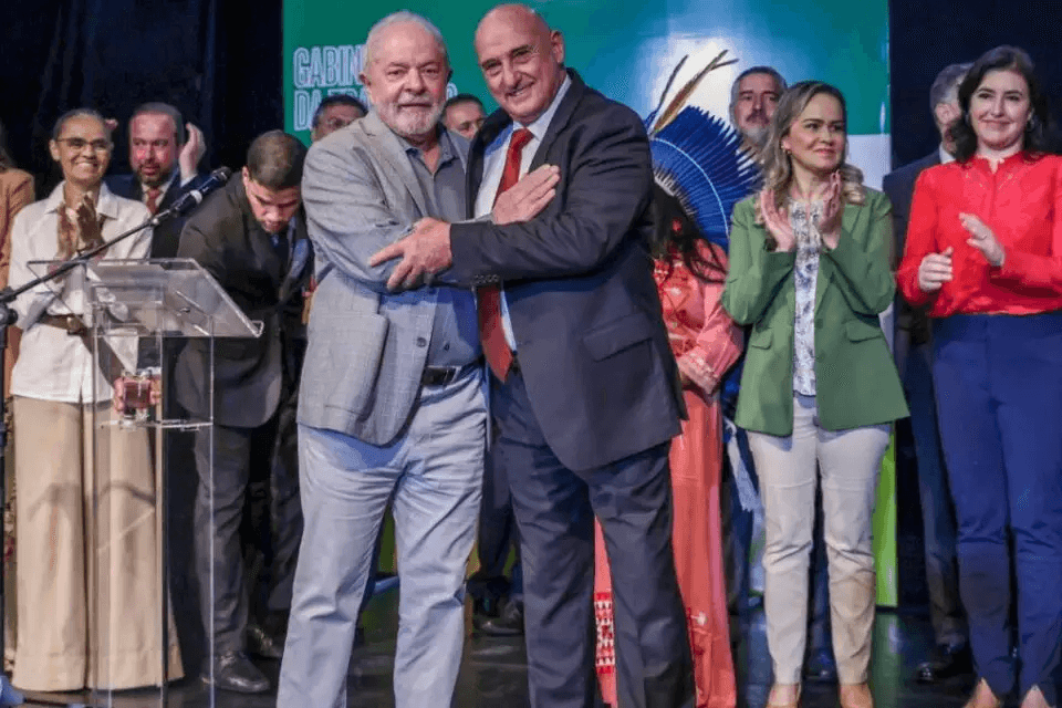 8 DE JANEIRO: Relatório paralelo pede indiciamento de Lula, G.Dias, Dino e mais 3