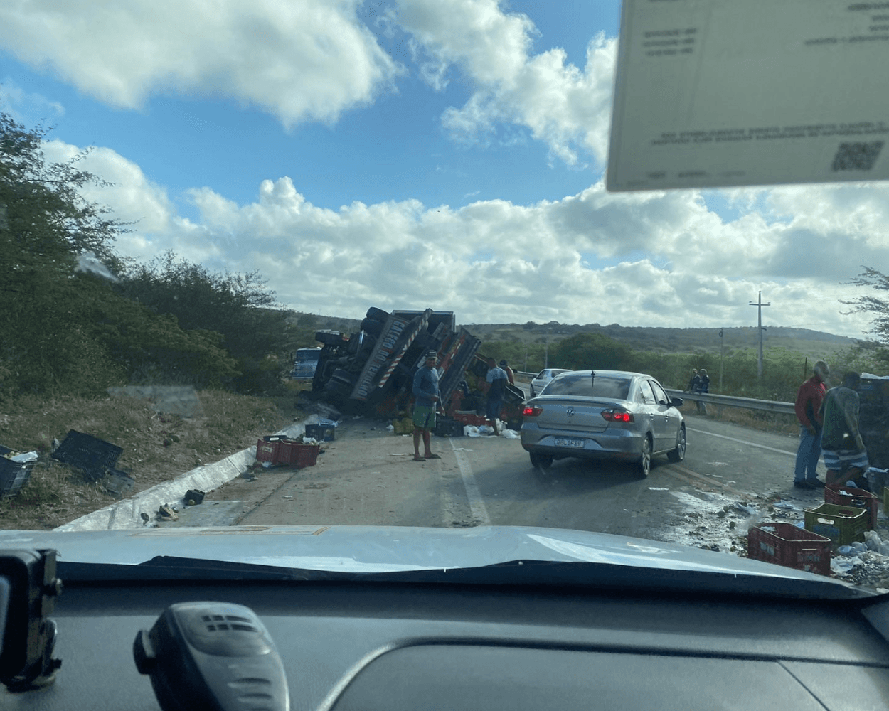 Caminhões capotam entre Santa Cruz e Tangará, na BR 226