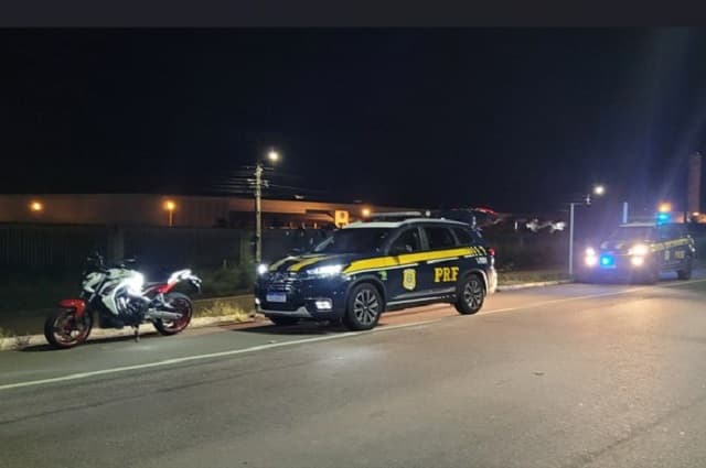 PRF persegue grupo que fazia racha por 6 km e prende condutor na Grande Natal
