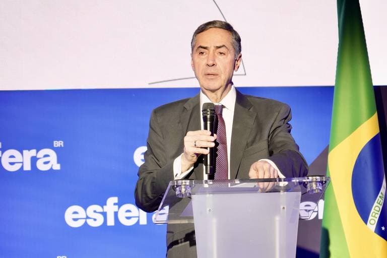Barroso justifica ações do STF e ouve sugestão de Sarkozy para disputar Presidência do Brasil