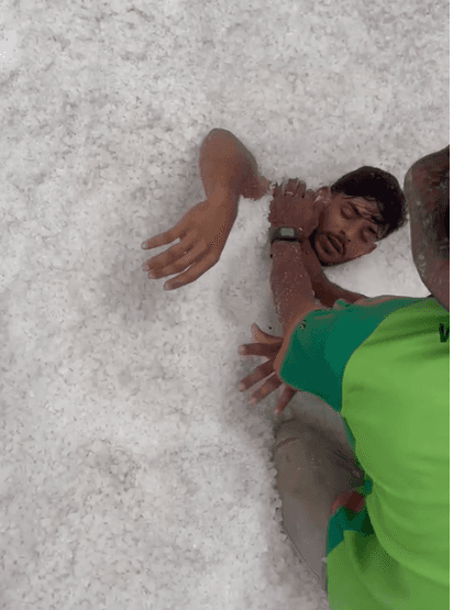 VÍDEO: Homem afunda em salina e fica preso