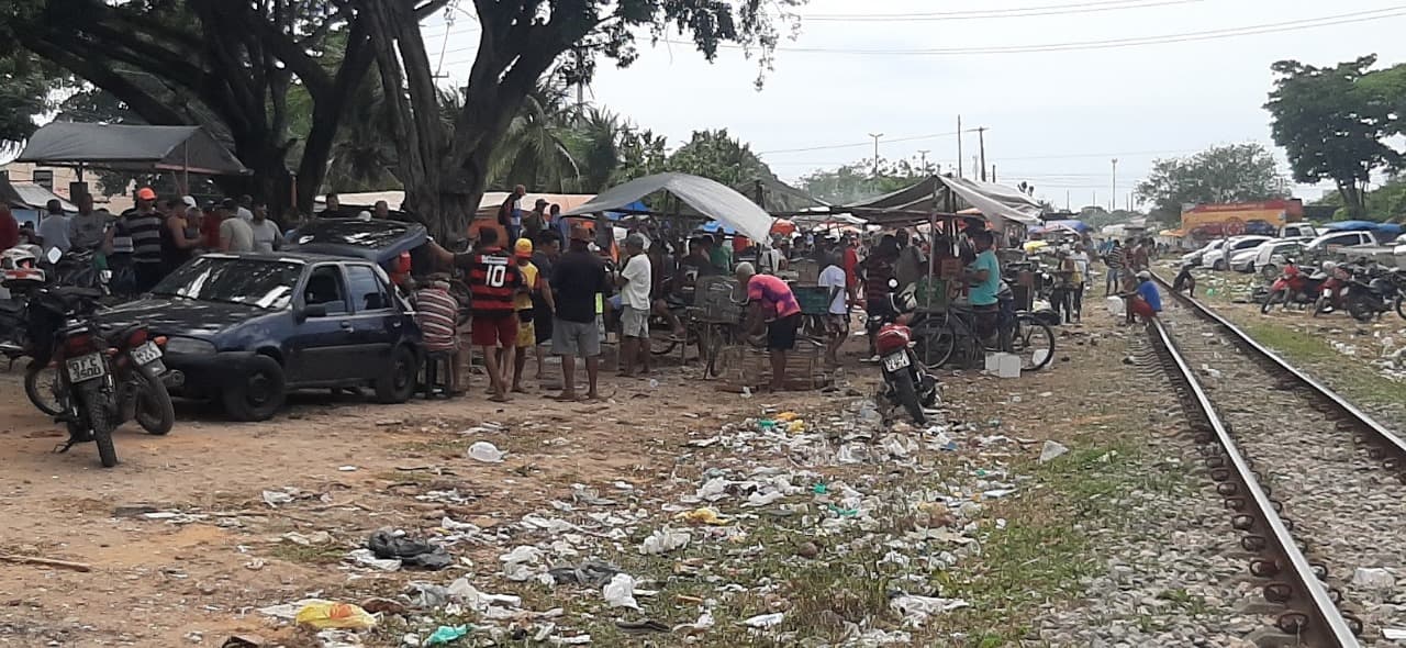 "Lixo, esculhambação total e sem a menor organização a feira livre do conjunto Santa Catarina", denuncia leitor indignado