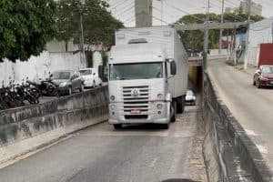 [FOTO E VÍDEO] TRÂNSITO LENTO: Caminhão quebra na saída do túnel da Av. Lima e Silva
