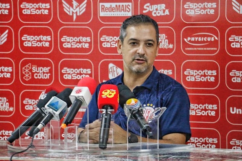 Novo técnico do América diz que clube é “um gigante adormecido” em apresentação