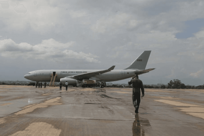 Primeiro avião com repatriados de Israel chega ao Brasil nesta quarta-feira (11)