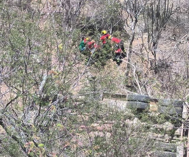 Caminhão cai em barranco na estrada que liga Currais Novos a Lagoa Nova
