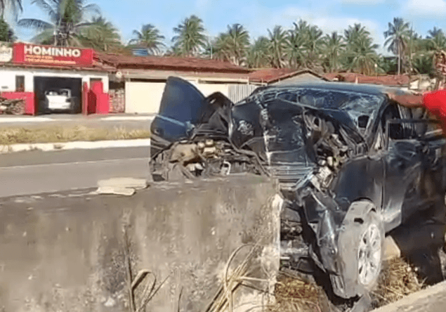 VÍDEO E FOTOS: Motorista e passageira morrem após carro bater em mureta central na BR-101 em Canguaretama