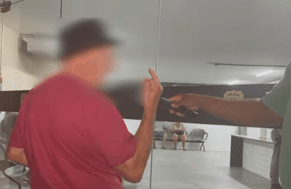 VÍDEO: PRF aposentado é preso após atirar durante briga de trânsito em Natal; Ele ainda deu o dedo para repórter