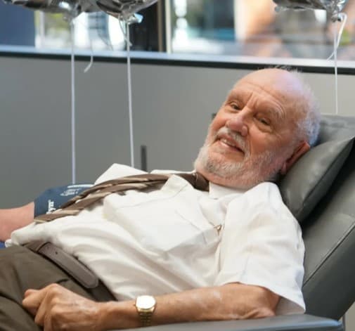 ‘SANGUE DOURADO’: Homem com tipo sanguíneo raro salva vida de 2,4 milhões de bebês com transfusão