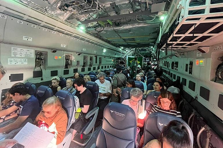 Com 69 brasileiros repatriados, terceiro avião da FAB deixa Israel