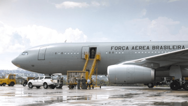 5º avião da FAB decola de Israel com 215 brasileiros e 16 pets