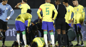 [VÍDEO] Uruguai x Brasil: Neymar sofre torção grave no joelho e sai chorando de maca