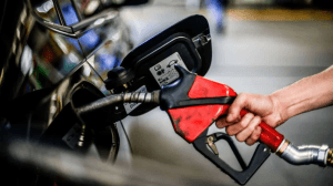 Gasolina fica R$ 0,12 mais barata a partir de hoje nas refinarias; diesel sobe R$ 0,25