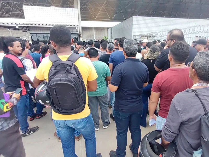 População faz filas em busca de vagas de emprego na Guararapes