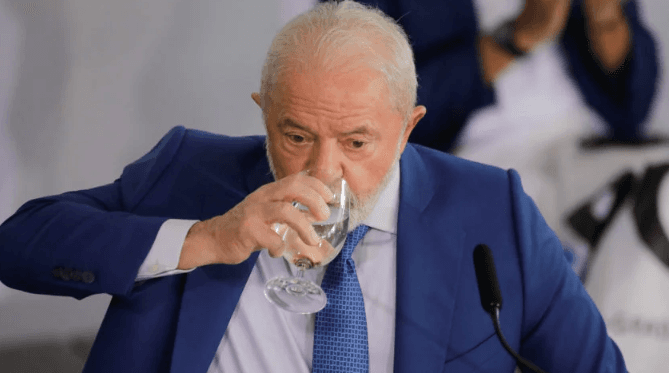 Bolsa recua e dólar supera R$ 5 após Lula não garantir meta fiscal